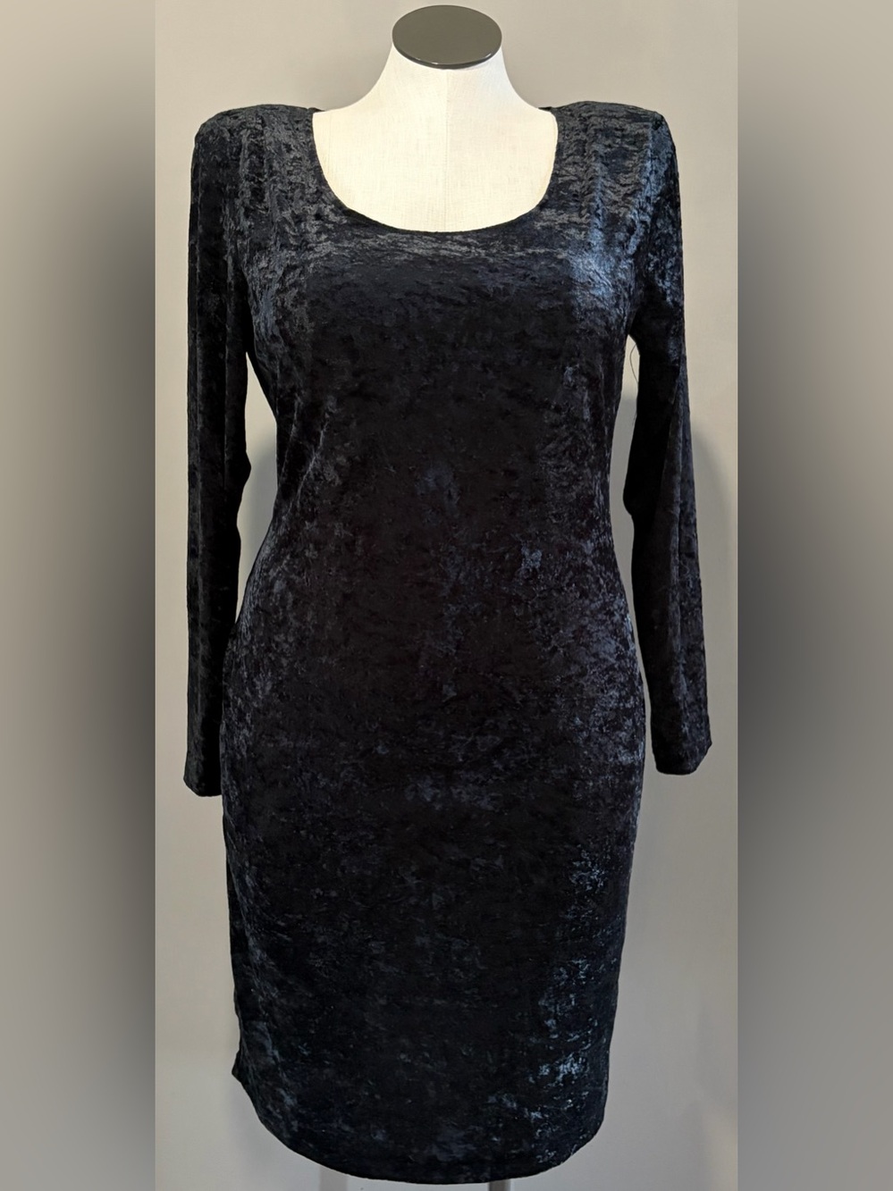 Molly Malloy vintage black velvet long sleeve midi dress